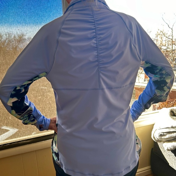 Fila jacket, zippered front, zippered side pockets, sleeve cuffs with thumb hole - Picture 6 of 12